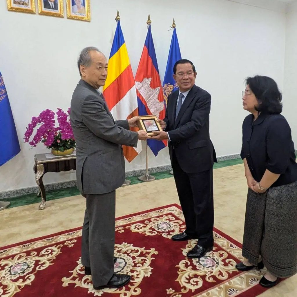 フンセン議長には山口県の陶芸家・大和保男氏の平和を象徴した萩焼作品「富士山」を寄贈。